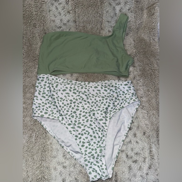 SHEIN Other - Women’s Green & White One-Shoulder One Piece baithing suit